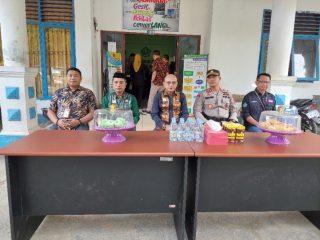 Kadis Dikbud Konawe Suryadi (tengah) bersama Kapolres Konawe AKBP Ahmad Setiadi