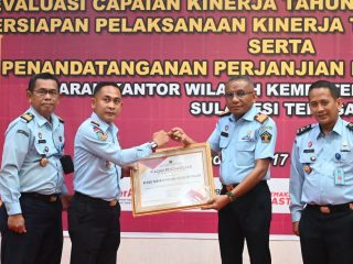 Karutan kelas II B Unaaha Herianto Kepala Kantor Wilayah Kemenkumham Sultra, Silvester Sili Laba. (Foto:ist)