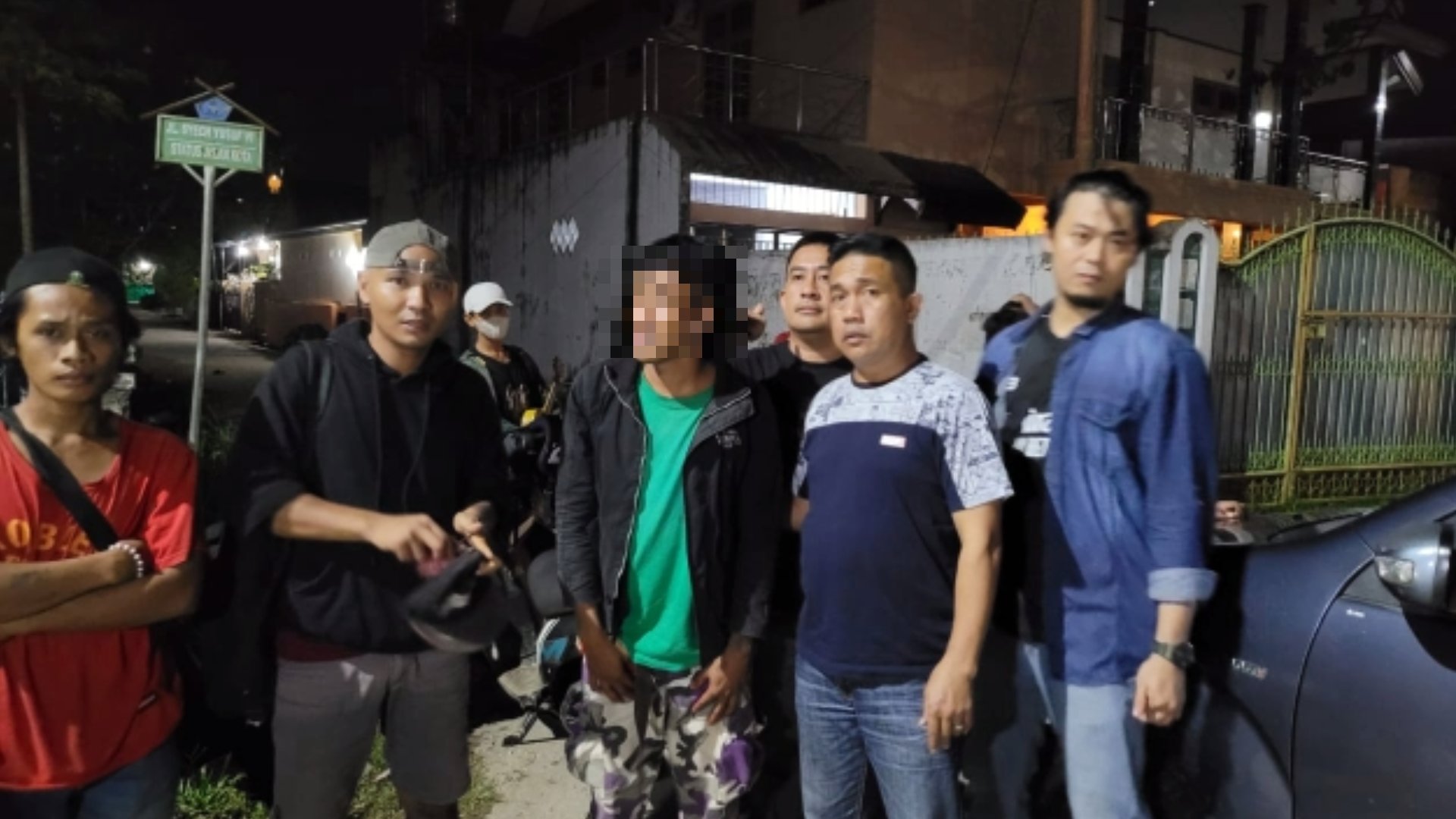 Pelaku penganiayaan menggunakan busur