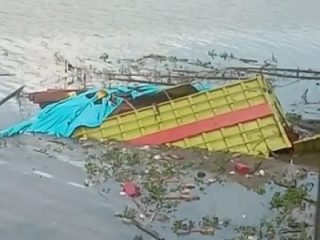 Sebelum Terjun ke Sungai, Truk Muatan Kayu Tabrak Mobil Hingga Kios Warga