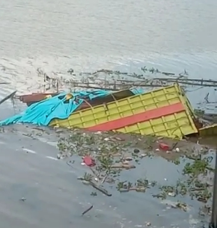 Truk merek Hino terjun ke sungai Konaweeha