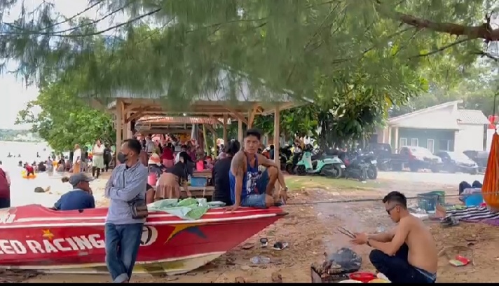 Pengunjung pantai Toronipa