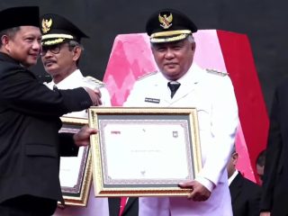 Bupati Konawe saat terima penghargaan