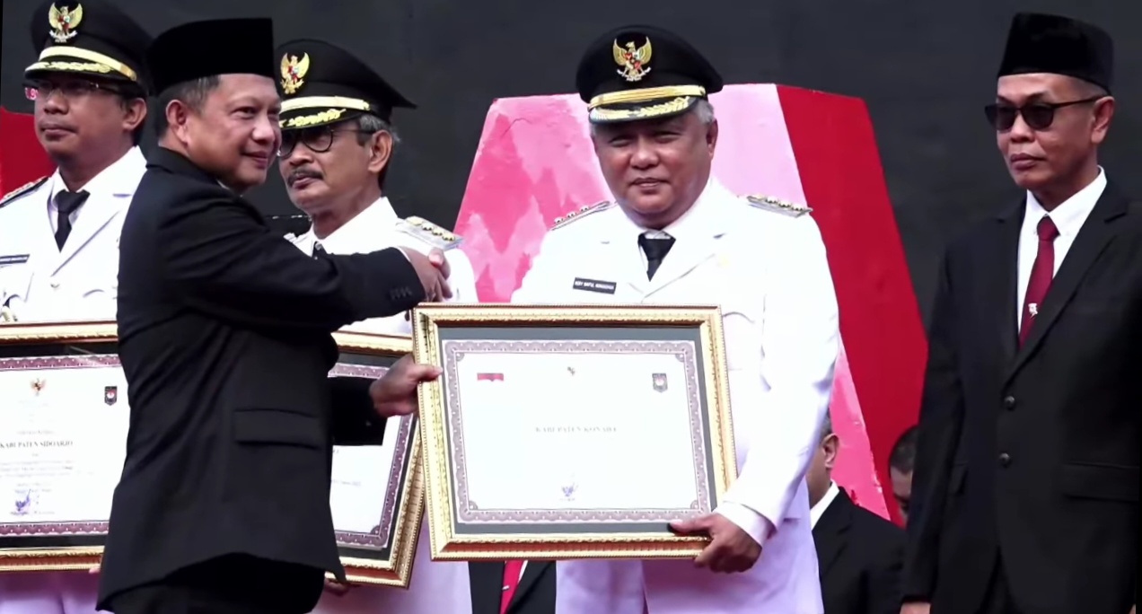 Bupati Konawe saat terima penghargaan