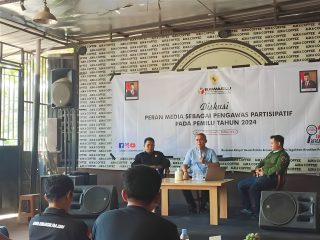 Dr. Haslita saat menjadi pemateri dalam giat diskusi bersama insan pers
