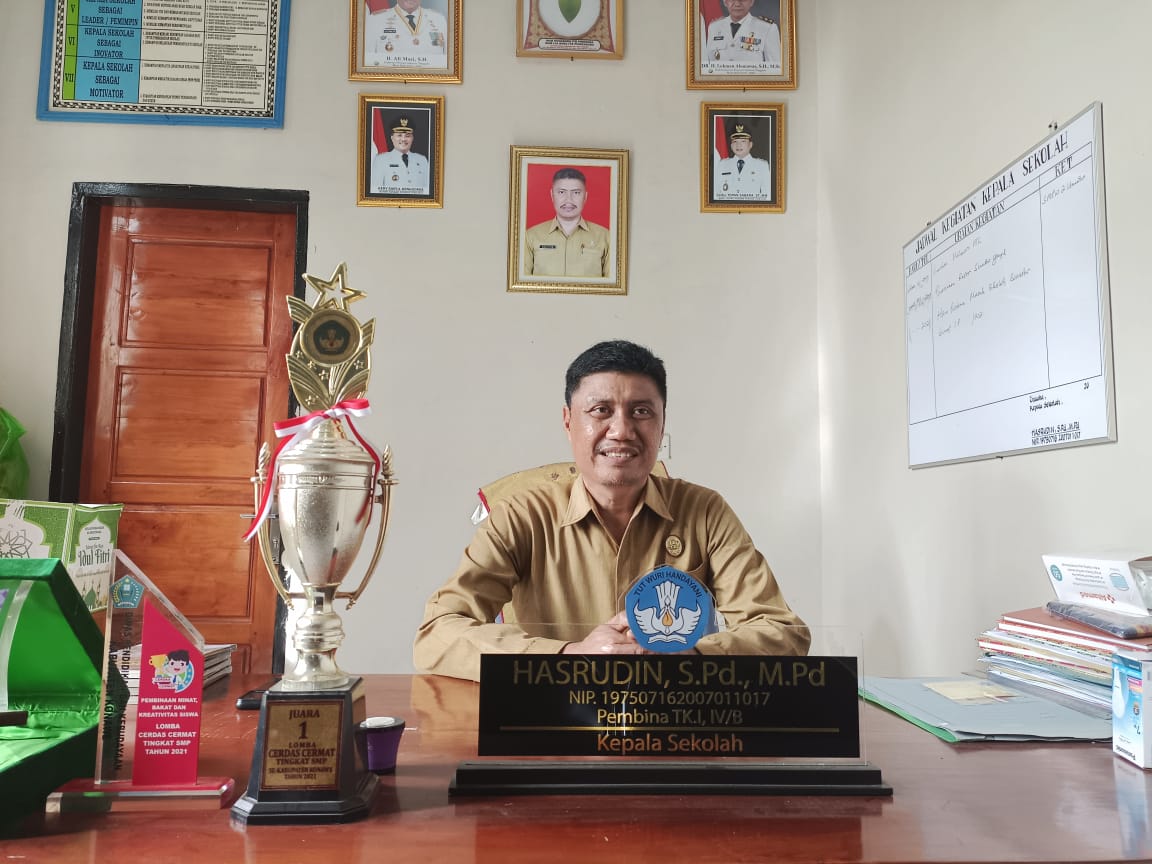 Kepsek SMPN 2 Unaaha Hasrudin, S.Pd.,M.Pd.