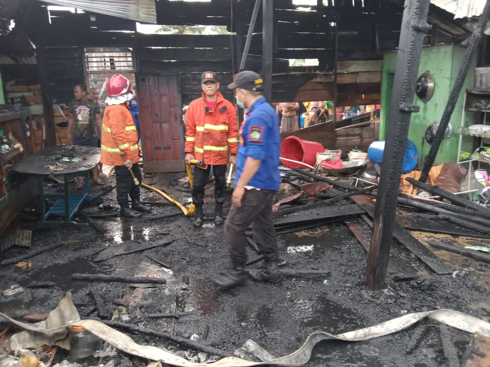 Damkar Konawe saat menjinakkan kebakaran rumah