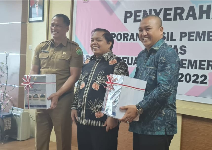 Sekda Konawe Ferdinand Sapan menerima penghargaan opini WTP