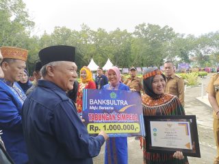 Bupati Konawe Kery Saiful Konggoasa serahkan penghargaan