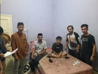 Terduga pelaku pengedar sabu duduk di ranjang