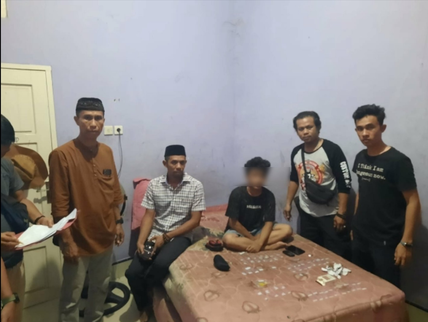 Terduga pelaku pengedar sabu duduk di ranjang