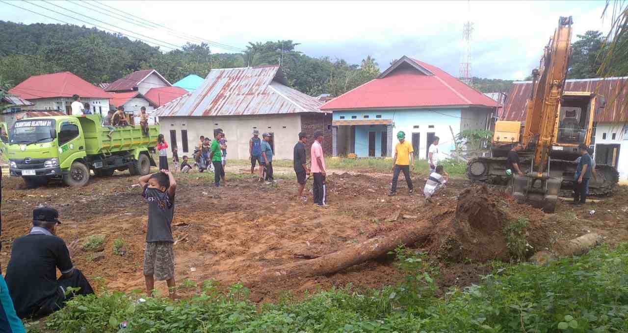 Pemdes Lalombonda bangun lapangan olahraga
