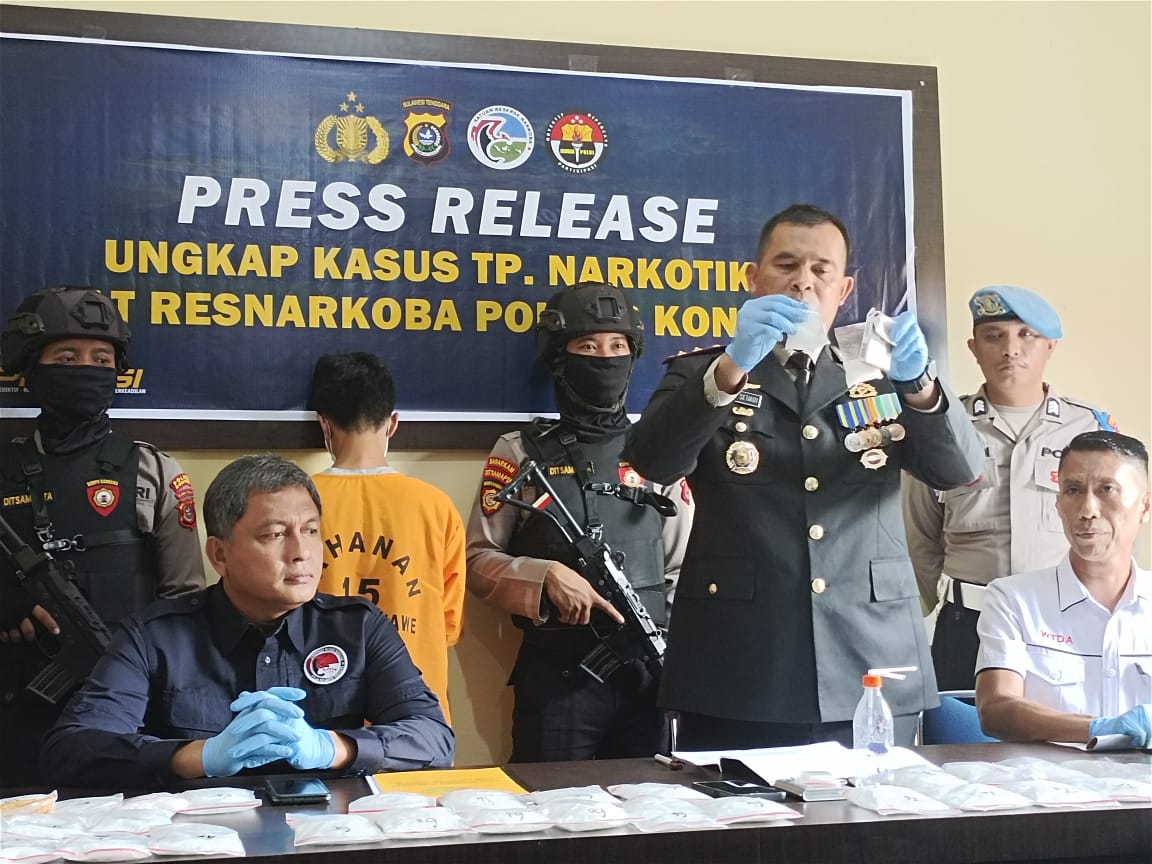 Kapolres Konawe AKBP Ahmad Setiadi bersama Direktur Reserse Narkoba Polda Sultra Kombes Pol Bambang Tjahjo Bawono,