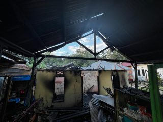 Sambangi Lokasi Kebakaran Rumah di Desa Amosilu, Camat Besulutu Ungkapkan Rasa Empati