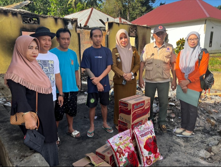 Penyerahan bantuan korban kebakaran rumah