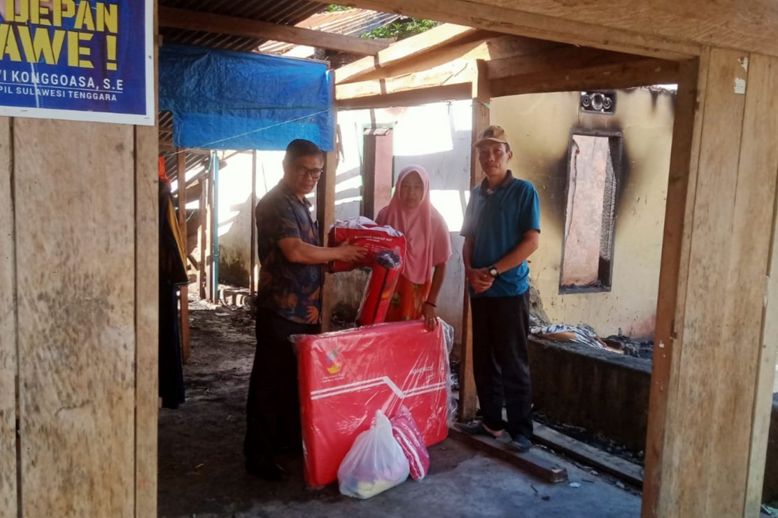 Kadis sosial Konawe Agusuyono saat menyerahkan bantuan