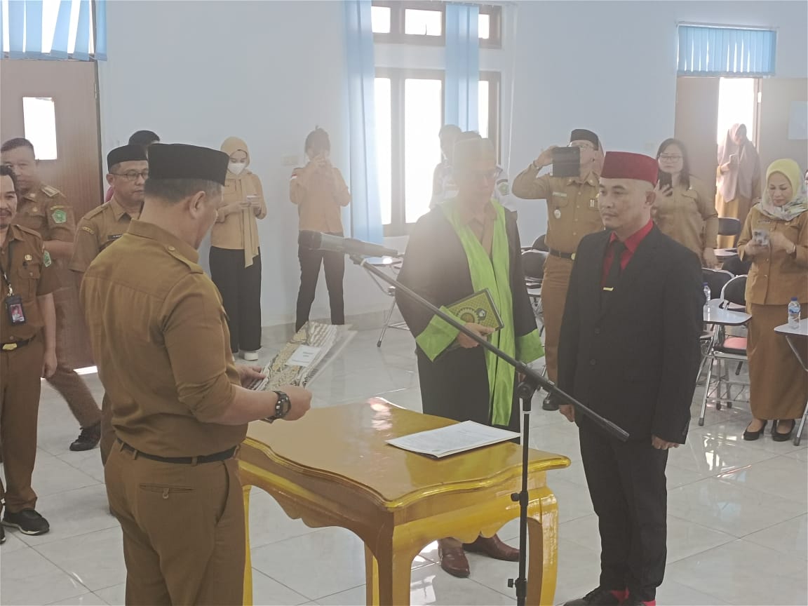 Sekda Konawe Ferdinand Sapan saat melantik kadis DPM-PTSP baru