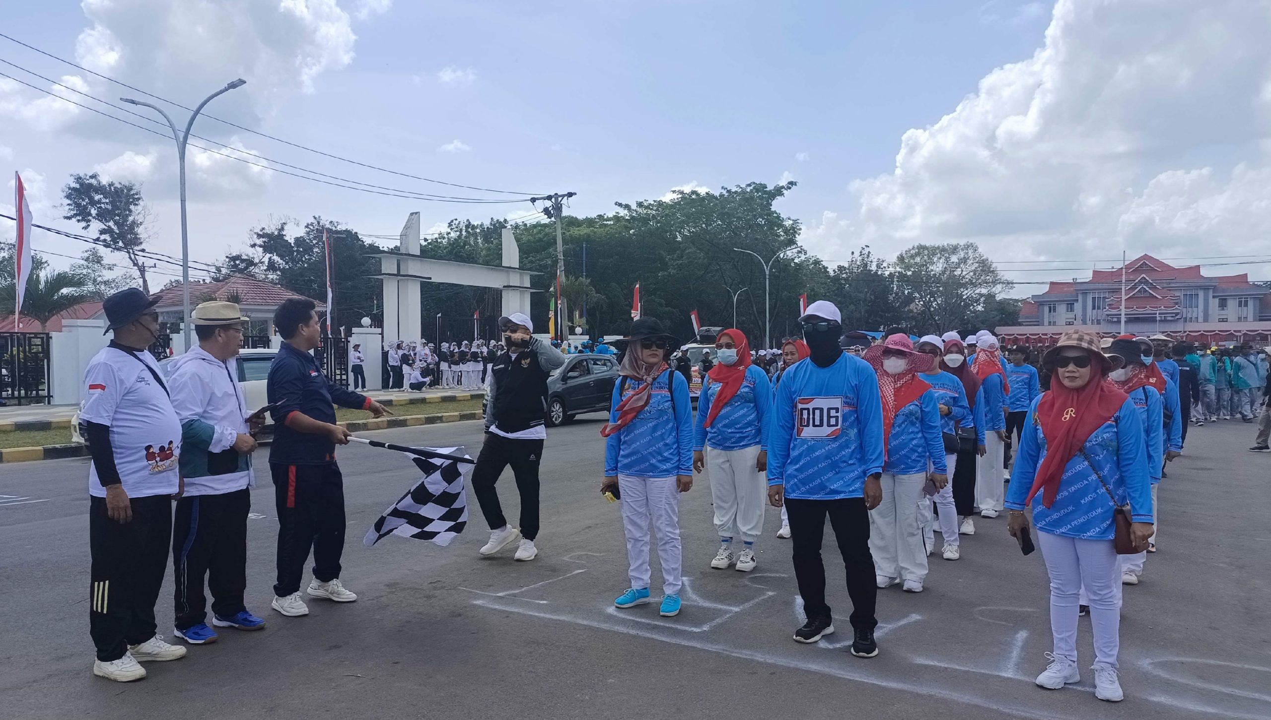 Peserta gerak jalan rute 17 Kilometer
