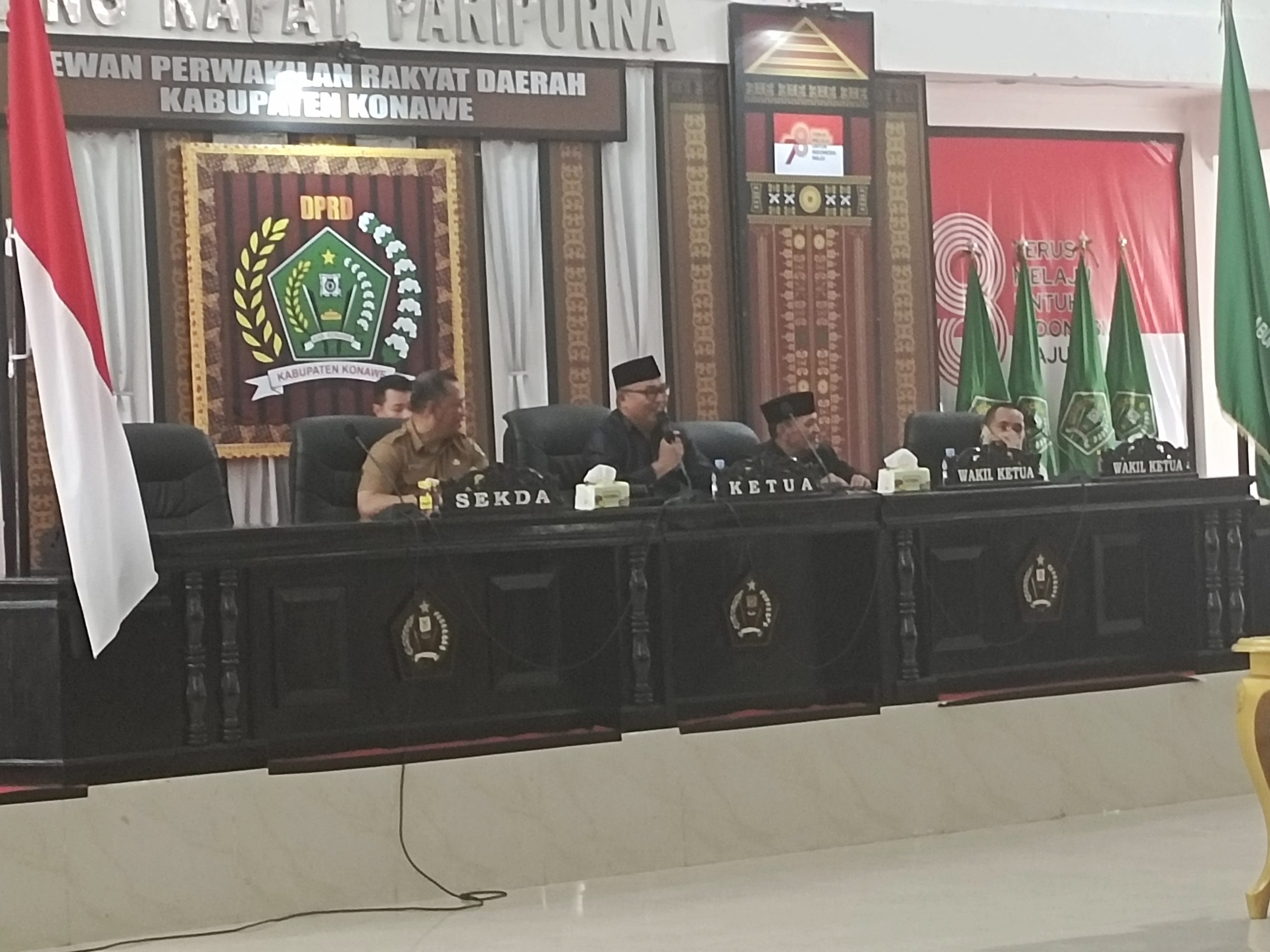 Ketua DPRD Konawe Dr.H.Ardin saat pimpin rapat