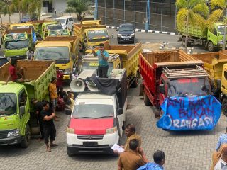 Tuntut Keadilan,Ratusan Sopir Dum Truck Asal Konawe Mengadu di DPRD Sultra