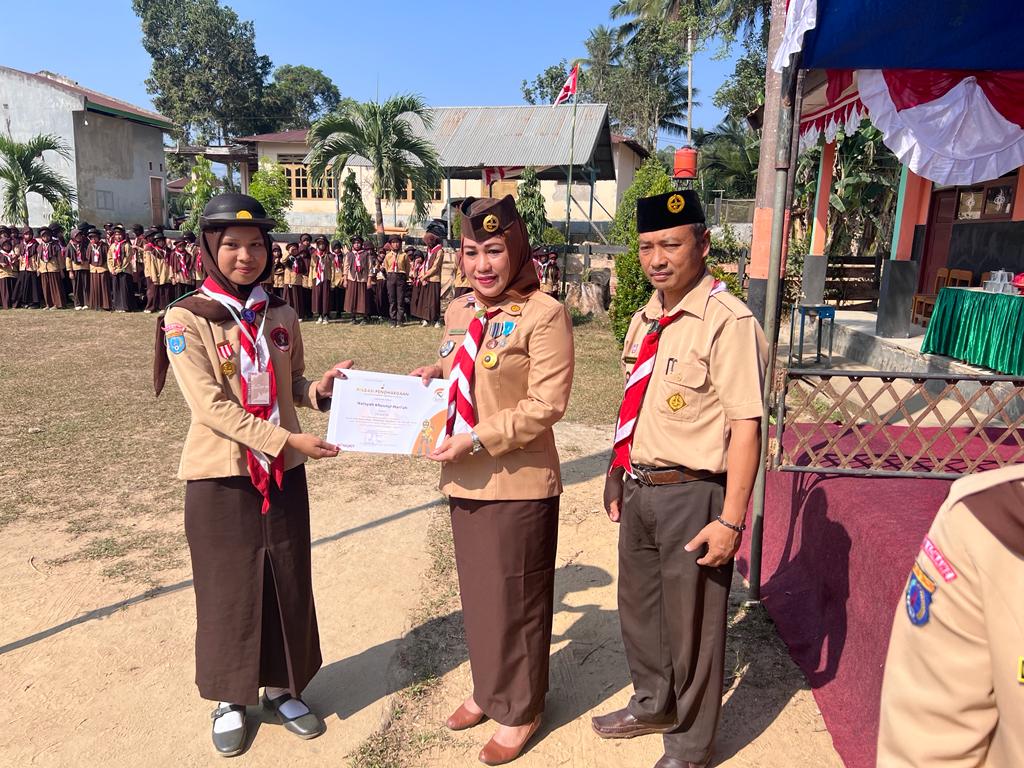 Penyerahan piagam kepada siswa 