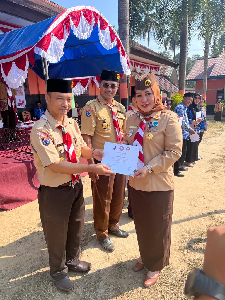 Camat Besulutu Nurlela Saranani