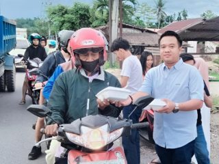 Ramadan Berbagi, Wakil Ketua DPRD Konawe dan Pengurus Masjid Al Ihsan Anggopiu Berbagi Takjil