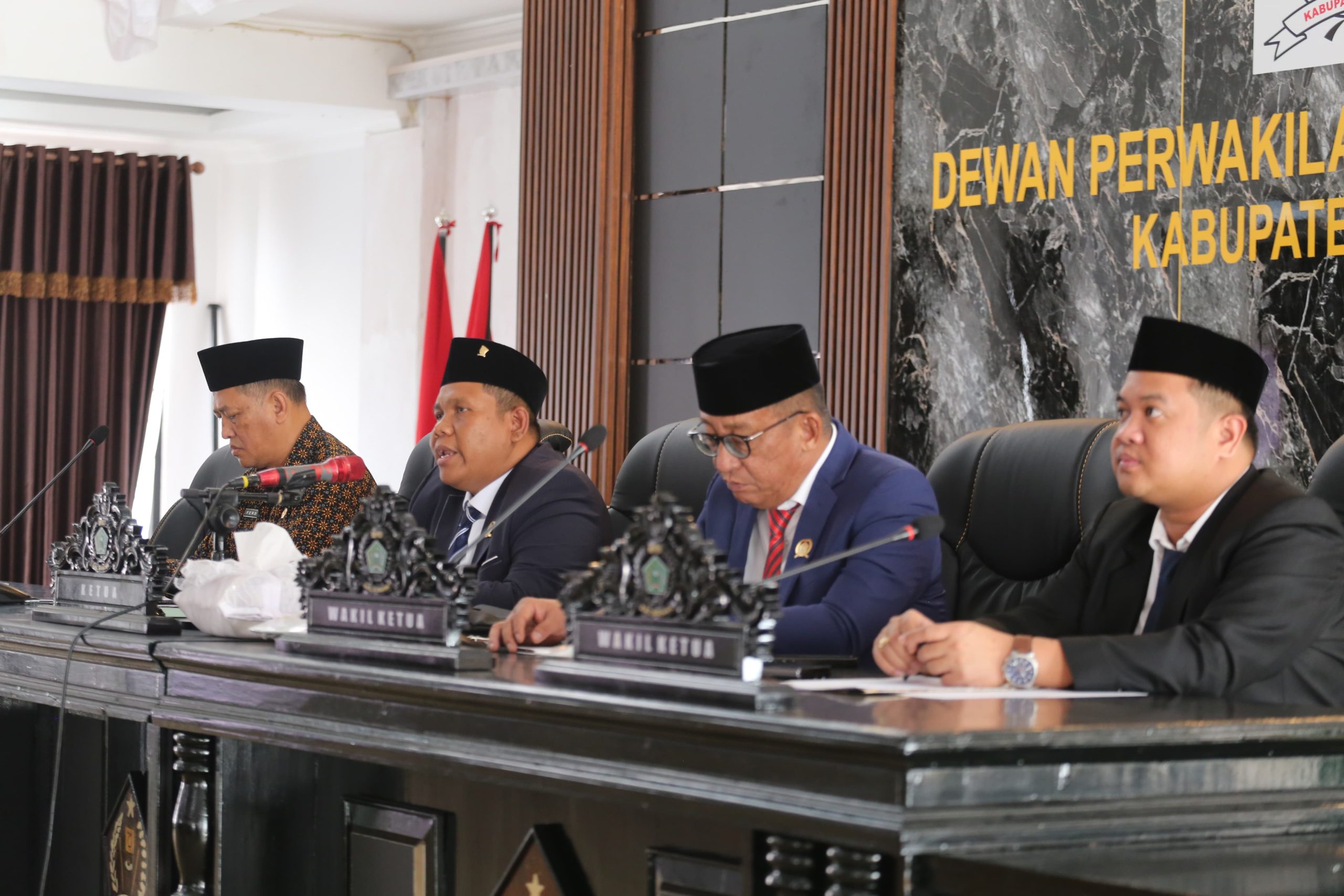 Pimpinan dan anggota DPRD Konawe mengikuti sidang paripurna pembahasan APBD 2024