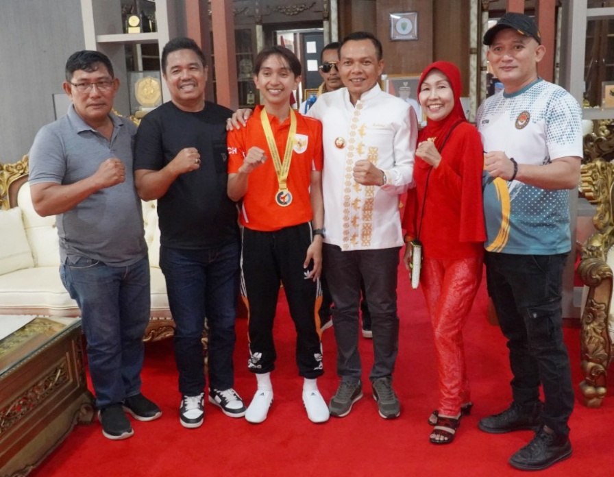 Rahmat Lagaligo bersama Bupati Konawe, Yusran Akbar