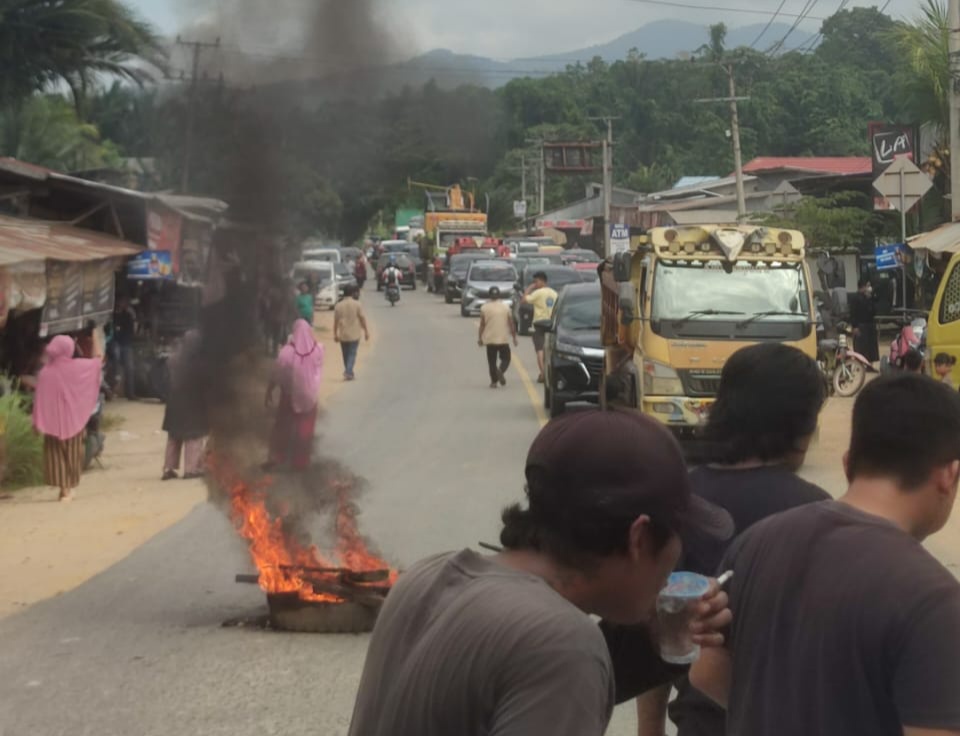 Massa memblokir jalan nasional dengan membakar ban di Lambuya, Konawe, menuntut perbaikan jalan yang rusak parah.