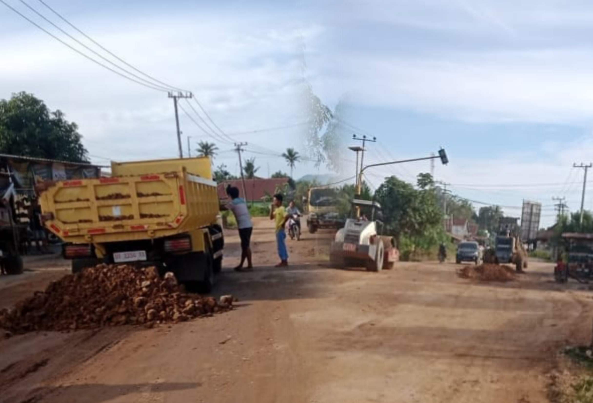 Alat berat mulai diturunkan untuk benahi ruas jalan Lambuya-Puriala