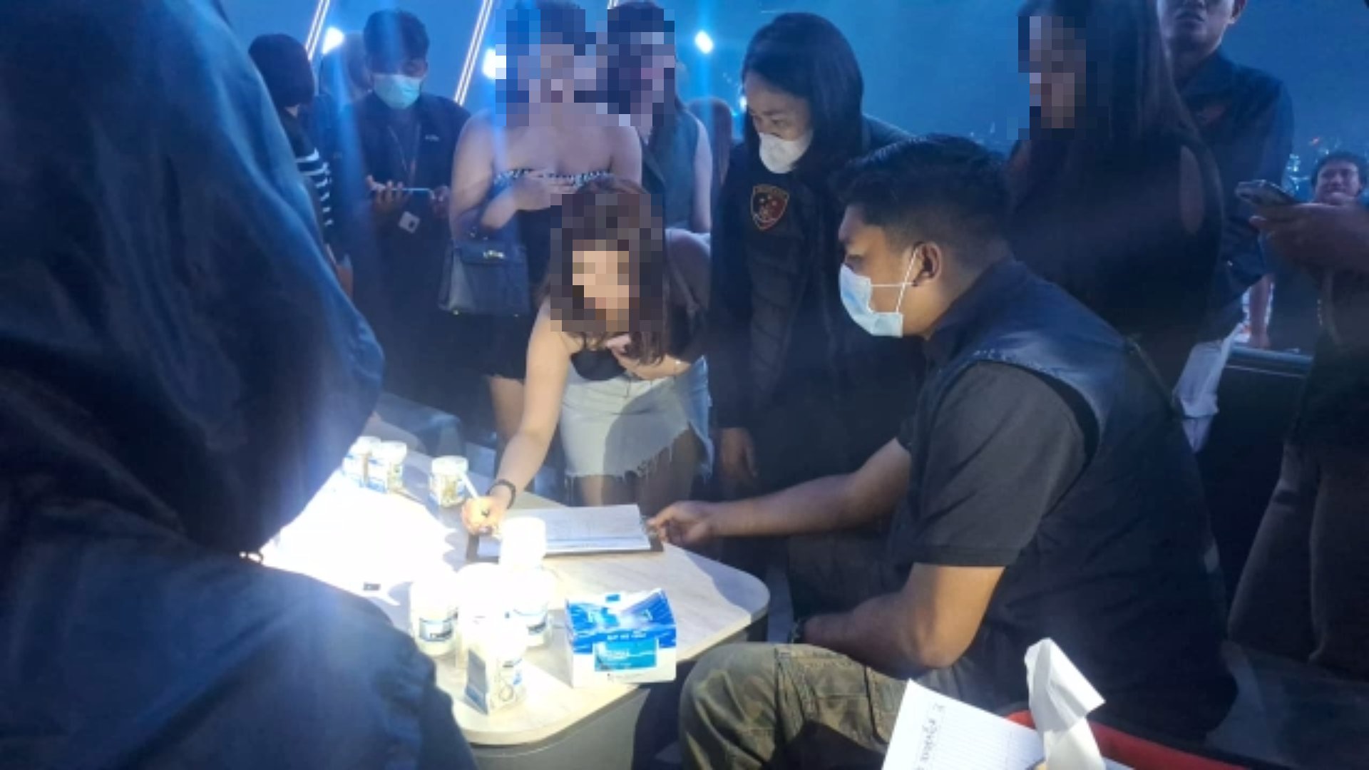 Suasana Personil Polda Sultra melalukan Razia di tempat hiburan malam
