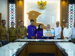 Bupati Konawe, H. Yusran Akbar Saat Menyerahkan Dana Beasiswa Mahasiswa Unilaki