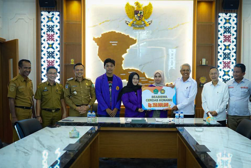 Bupati Konawe, H. Yusran Akbar Saat Menyerahkan Dana Beasiswa Mahasiswa Unilaki