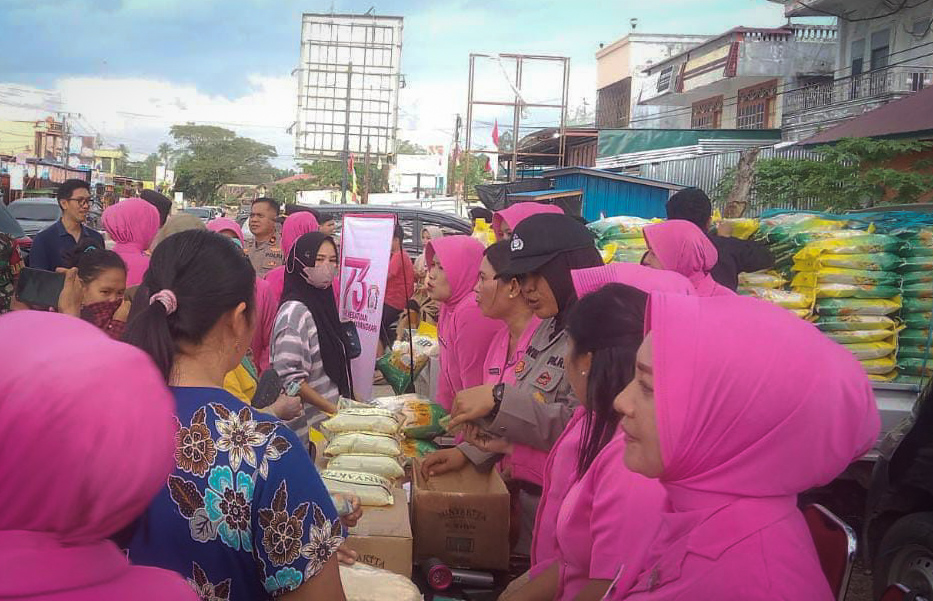 Emak-emak serbu Pasar Pangan Murah Polres dan Bulog