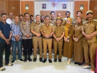 Wakil Bupati Konawe foto bersama usai kegiatan musyawarah.