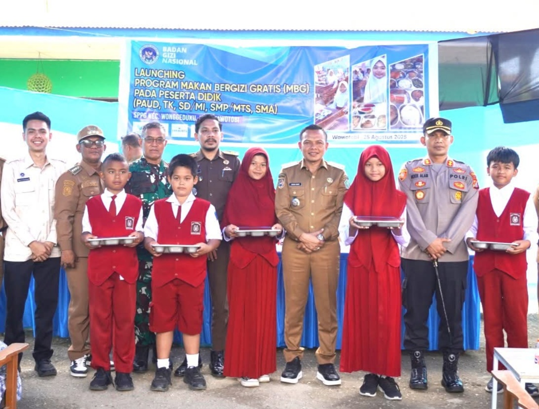 Foto Bersama Bupati Konawe bersama Stekholder dan siswa.