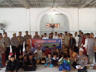 Jumat Berkah, Satlantas Konawe Dekatkan Diri dengan Warga Wawolemo